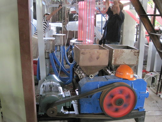 Macchina di salto del film della testa del doppio HDPE/del LDPE utilizzata per i doppi sacchetti di plastica di colore fornitore